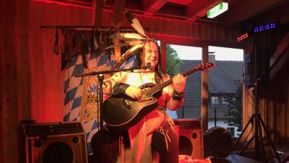 Bild: eig
Ein Mann und seine Gitarre: Säße im Publikum nicht seine Frau und Muse Cora, der er immer wieder seine Liebe bekundet, man wäre sicher, Willy Michl sei mit dem Instrument verheiratet. Glücklich verheiratet!