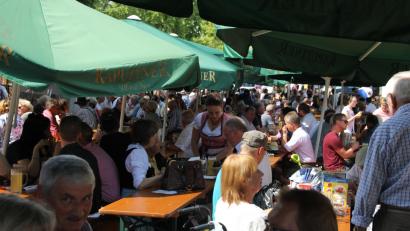 Bild: ral
Alle Hände voll zu tun hatten die Bedienungen bei der diesjährigen Miesbergkirwa, weil die sommerlichen Temperaturen die Besucher durstig machten.