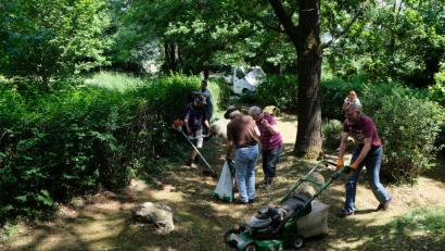 Bild: le
Ohne Unterbrechung, knapp drei Stunden lang, engagieren sich zehn freiwillige Helfer des Waldvereins und leisten Sanierungs- und Pflegearbeit am "Primusblick".