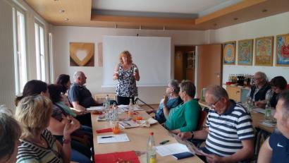 Bild: Aove
Tagung der Nachbarschaftshelfer: In Ammerthal, so Seniorenbeauftragte Monika Fruth, werden die Notfalldosen kostenlos verteilt.