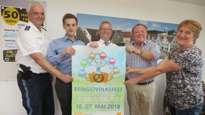 Bild: Hirsch
Inspektionsleiter Armin Kott, Ordnungsamtsleiter Stefan Schamberger, OB Andreas Feller, Festwirt Gerhard Böckl und Festleiterin Ulrike Sachs (von links) zogen für das Schwandorfer Pfingstvolksfest eine positive Bilanz.