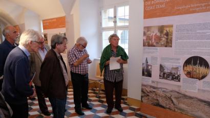 Bild: Dotzauer, Robert [DO]
Die Reformation in den böhmischen Ländern von Jan Hus, Martin Luther, den Böhmischen Brüdern, den Hutterern bis zu den Auswirkungen nach der Republikgründung der Tschechoslowakei zeichnet eine Wanderausstellung des Deutschen Kulturforums östliches Europa nach, die seit 25. Mai im Kloster Speinshart zu sehen ist. Bereits zur Eröffnung interessierten sich zahlreiche Besucher über die dramatischen Geschehnisse zwischen dem 14. und 20. Jahrhundert.