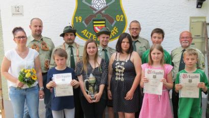 Bild: Köppl, Georg (georg.koeppl@oberpfalzmedien.de)
Stolz präsentieren die neuen Würdenträger des Schützenvereins zusammen mit Schützenmeister Willi Lindhof (hinten rechts) ihre Trophäen.