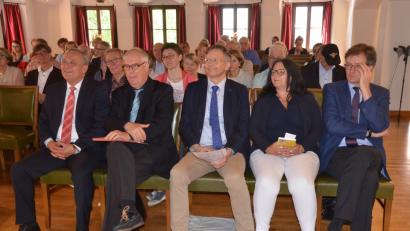 Bild: Kunz, Helmut [uz] (HELMUT.KUNZ-WEIDEN@T-ONLINE.DE)
Buchautor Michael Schwalb (vorne, Zweiter von links) beleuchtet Max Reger aus teils neuen Blickwinkeln. Die Präsentation der Biographie verfolgen  (von links) OB Kurt Seggewiß, Dormorganist Franz Josef Stoiber, Alexandra Stangl und Verleger Fritz Pustet.  	Bild: Kunz