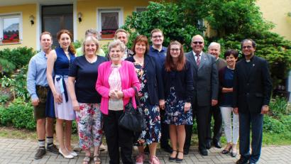 Bild: enz
Zum 85. Geburtstag von Hedwig Köstler (vorn) gratulierten Pfarrer George Parankimalil, Edeltraud Köstler, der Seniorenbeauftragte Franz Danhauser, Bürgermeister Klaus Meyer und Kinder und Enkelkinder.