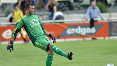 Bild: Alfred Schwarzmeier
Dominik Forster kehrt wegen einer schweren Ellbogen-Verletzung nicht mehr in den Kasten der SpVgg SV Weiden zurück.