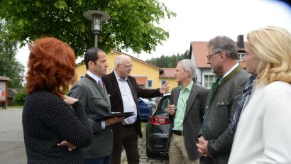 Bild: bey
CSU-Ortsvorsitzende Marina Hirnet, MdB Albert Rupprecht, Leitender Baudirektor Henner Wasmuth, Bauoberrat Gerhard Kederer, Bürgermeister Johann Maurer und Andrea Lang, Büro Albert Rupprecht erörtern die Möglichkeiten zum Ausbau der Staatsstraße Georgenberg-Neuenhammer