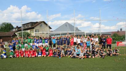 Bild: adj
Mit einem Konfettiregen wurden die jungen Kicker bei der Siegerehrung überrascht.