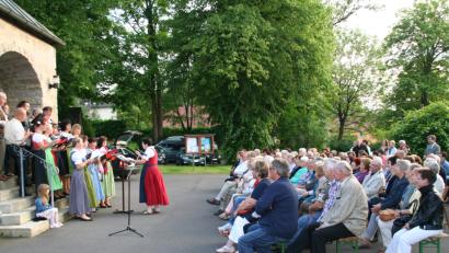 Bild: Zintl, Oswald [FPOZ] (kontakt2@onetz.de)
Vor der Kirche Maria Heimsuchung genießen die zahlreichen Besucher die Maiserenade des katholischen Kirchenchors.