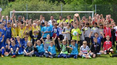 Bild: mez
Eine super Stimmung war am vergangenen Pfingstsamstag auf dem Sportgelände des SV Immenreuth an der SOS-Kinderdorfstraße. Über zweihundert Kinder jagten dem runden Leder bei insgesamt drei Blitzturnieren mit viel Freude und Eifer hinterher. Der Dank galt den Organisatoren um Roland Schöler und Stefan König, die zusammen mit ihrem Team für einen reibungslosen Ablauf sorgten.