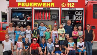 Bild: sön
Zur Gründung der Kinderfeuerwehr der Feuerwehr Rieden ließen sich die Kinder mit den Damen des Führungsteams – natürlich vor dem größten Feuerwehrauto – fotografieren.