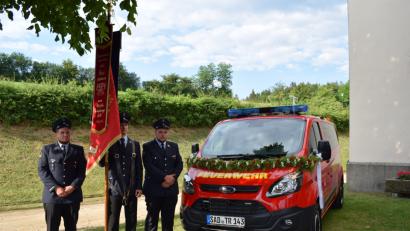 Bild: bnr
Die restaurierte Fahne der Feuerwehr Trausnitz und der neue Mannschaftswagen erhielten den kirchlichen Segen.