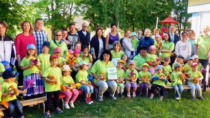 Bild: hai
Kleine Bären als Geschenk für ihr tolles Mitmachen über ein Jahr auf dem Weg zum "Haus der kleinen Forscher" gab es für die Kinder der Kindertagesstätte Krabbelkiste aus den Händen der Bayreuther IHK-Vertreter Andrea Wild (stehend dritte von rechts) und Torsten Schmidt (stehend fünfter von rechts). Zur erfolgreichen Zertifizierung gratulierte Bürgermeister Porsch (stehend von rechts) dem Kindergartenmitarbeiterinnen Sabine Bock (zweite von rechts), Diana Prechtl (vierte von rechts), Jasmin Fürst, Danja Klein, Kerstin Ruckdeschel und Nadine Löbl (vordere Reihe sitzend von rechts ).