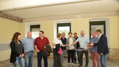 Bild: bey
Bürgermeister Rupert Troppmann hat zu einem Baustellenbesuch im Kindergarten St. Michael eingeladen.