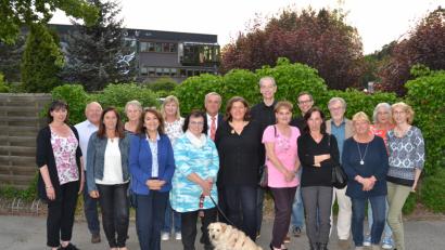 Bild: hcz
Die Führungscrew des Tierschutzvereins mit den Ehrengästen. In der Mitte stellvertretende Vorsitzende Johanna Florian (mit Hund) und Vorsitzende Mariele Junak (Neunte von links).