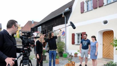 Bild: Stephan Huber
Fernsehjournalistin Isabella Schels (Zweite von links) und ihr Kamerateam interviewen die Familie Lutter vor ihrem historischen Zuhause in Kastl.