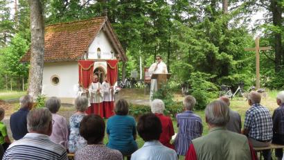 Bild: rha
Dekan Walter Hellauer zelebrierte die  Andacht an der Wolfschützenkapelle im Revier Tanzfleck des Truppenübungsplatzes Grafenwöhr.