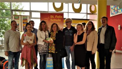 Bild: arw
Über die Spende von 600 Euro freuten sich Schulleiter Rainer Hetz, Marbella Gebert, Andreas Schmid, Beate Merkel, Maria Schupfer, Jürgen Lambert, Anna-Lena Schricker, Hannelore Haberzett und Gerhard Köppl (von links) sowie Karin Kick.