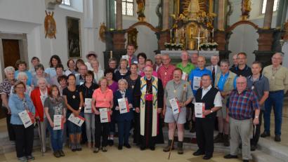 Bild: dob
Diözesanbischof Rudolf Voderholzer würdigt die treuen Pilger aus Bärnau für ihr Durchhaltevermögen und ihr Glaubenszeugnis, das sie alljährlich öffentlich bei der Wallfahrt bekunden.