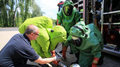 Bild: (egl)
Im Schutzanzug gar nicht so einfach: Umpumpen einer Flüssigkeit mit Hilfe einer Membranpumpe.