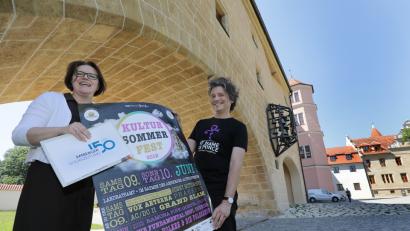 Bild: wsb
Die Vorfreude auf das Leserfest und das Kultur-Sommerfest ist groß: Ilona Stadler, Marketingabteilung Oberpfalz-Medien, und Toby Mayerl, Veranstalter Kultur-Sommerfest.