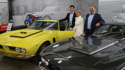 Bild: Gisela Kuhbandner
Perry, Gabi und Konstantin Eckert (von rechts) präsentieren in Fichtelberg 120 Jahre faszinierende Automobilgeschichte zum Anfassen.