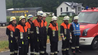 Bild: gto
Lintacher Feuerwehrleute glänzen bei der Leistungsprüfung (vordere Reihe, von links): Fabian Göbl, Andreas Batek, Matthias Rehaber, Maschinist Michael Schneider und Gruppenführer Philipp Meier; hintere Reihe (von links): Philipp Haindl, Julian Göbl, 2. Kommandant Dennis Schuber und Nico Kühn.