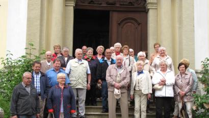 Bild: Zaglmann, Josef [JZK]
Auf den Stufen der Klosterkirche Frauenzell versammelten sich die Senioren zu einem Gruppenfoto.
