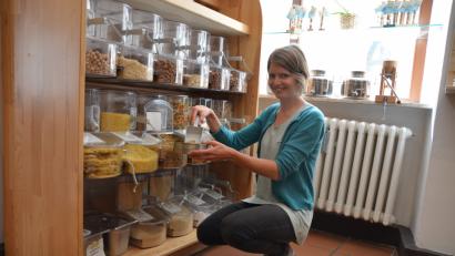 Bild: Eva Hinterberger
Jasmin Simmel füllt sich Nudeln in eine Blechdose. In ihrem Laden "Füllgut" verkauft sie die meisten Artikel unverpackt.