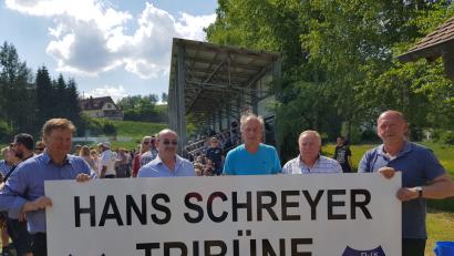 Bild: SOJ, Autor [SOJ] (JOSEFSOELLNER@T-ONLINE.DE)
Ehrenmitglied Hans Schreyer wurde beim 90-jährigen Bestehen von der DJK überrascht: die Tribüne wurde auf seinen Namen getauft: v.-li. Diakon Rudi Hoffmann, Egid Kellner, Vorsitzenden Robert Söllner, Ehrenmitglied Hans Schreyer, Josef Söllner