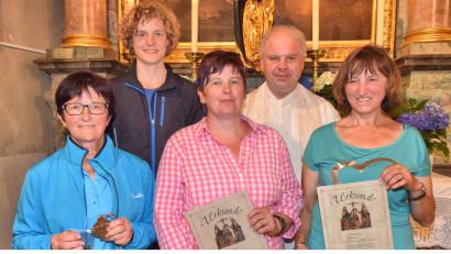 Bild: no
Auf eine runde Zahl an Wallfahrten blicken (vorne, von links)  Erna Reiff, Sabine Fiedler und Inge Eichenseer zurück. Dazu gratulieren Wallfahrtsführerin Cornelia Dürgner und Pfarrer Markus Priwratzky.