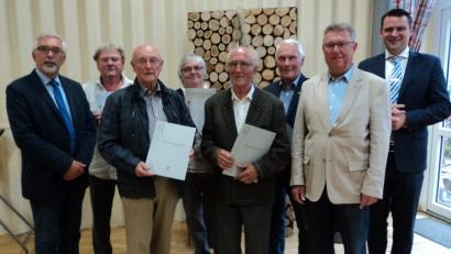Bild: ksi
Bürgermeister Manfred Rodde (links) und Landrat Thomas Ebeling (rechts) gratulierten den Geehrten, die schon Jahzehnte dem Verein angehören.
