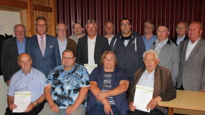 Bild: hä
Sitzend, von links: Josef Zant, Siegfried Schmid, Annemarie Krämer und Erich Bitterer. Stehend, von links: Christian Benoist, Bürgermeister Franz Stahl, Helmut Neudert, Johann Pecher, Konrad Zant, Thomas Blei, Karl-Heinz Nürbauer, Rainer Ramisch, Wilhelm Steiner, Karl Konrad und Gerhard Strobl.