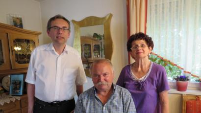 Bild: Adam, Johann [ADJ] (joad-abr-nt@t-online.de)
Zweiter Bürgermeister Konrad Adam gratuliert Felix Lindner (Mitte) zum 80. Geburtstag. Auch Ehefrau Irmgard (rechts) freut sich über den Besuch.