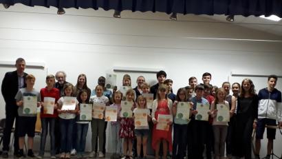 Bild: exb
Auf dem Bild, von links Musikschulleiter Tobias Böhm und Siegbert Bauer sowie in der Mitte hinten Georg Graser.