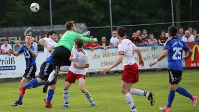 Bild: Eger, Armin
Das war das 2:0 durch Niklas Lang (links): Vohenstrau&szlig;&rsquo; Keeper Manuel H&auml;usler unterlief eine Hereingabe, und der Weidener hatte keine M&uuml;he, den Ball im Tor unterzubringen.
