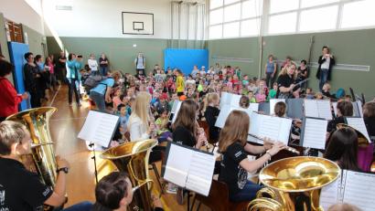 Bild: Ferstl, Sepp [BPH] (SEPP@FERSTL-NABBURG.DE)
Gemeinsam haben das Nachwuchsorchester und die Bläserklasse unter Leitung von Dirigentin Karin Raab die Urkundenverleihung beim Schulsporttag der Grundschule Diendorf musikalisch gestaltet und gleichzeitig für die neue "Bläserklasse 18" geworben.