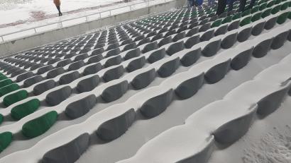 Bild: exb/Tobias K.
Ein Weidener Groundhopper bereits die Welt, um Fußballspiele anzuschauen. Hier im Kosovo, im Schneechaos auf der Tribüne in Mitrovica.