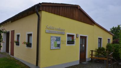 Bild: jr
Seit 1974 ist das Schützenheim mit überdachten Schießstand die Heimstätte des Schützenvereins „Ringelstein“ Ottengrün. An diesem Wochenende feiert der Verein mit einem dreitägigen Fest seinen 110. Geburtstag. Das Festzelt befindet sich in unmittelbarer Nähe des Schützenheims und der Wallfahrtskirche Kleine Kappl