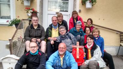 Bild: flt
Jedes Jahr macht sich eine Pilgergruppe aus Beidl auf den Weg von Regensburg nach Altötting.