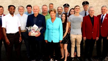 Bild: zer
Die Delegierten der zahlreichen Vereine und die große Verwandtschaft gratulieren Michael Hummer zum 80. Geburtstag.