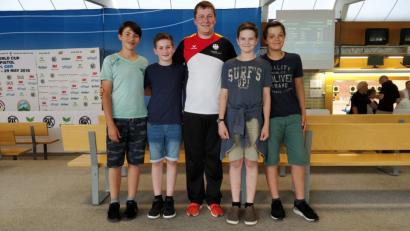 Bild: rwo
Christian Landgraf, Fabian Plannerer, Julian Plannerer und Hannes Reger stellen sich mit dem Olympiasieger von  Rio de Janeiro, Christian Reitz, zum Erinnerungsfoto auf.