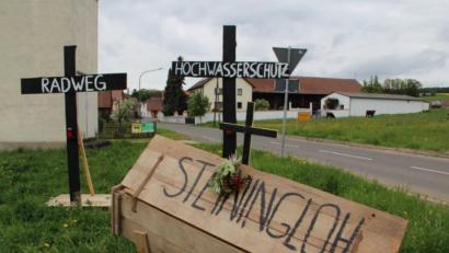 Bild: Uli Piehler
Die Walperer in Steiningloh hatten einen Sarg vor dem Ortsschild platziert.