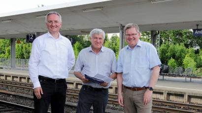 Bild: Pia Regnet
Info-Treffen am Amberger Bahnsteig: Landtagsabgeordneter Harald Schwartz, Bundestagsabgeordneter Alois Karl und Oberbürgermeister Michael Cerny (von links) freuen sich über die Nachrichten aus dem Bundesverkehrsministerium.