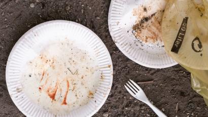 Symbolbild: Peter Steffen/dpa
Teller, Flaschen, Becher: Plastik ist im Alltag kaum wegzudenken. Das ist ein Problem.