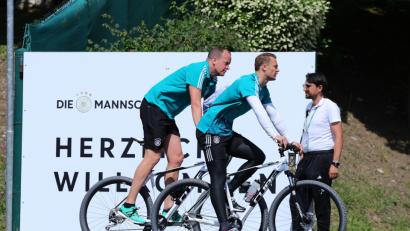 Bild: Christian Charisius/dpa
Auf einem Cube-Bike fährt Torwart Manuel Neuer (Mitte) zum Training der Deutschen Fußball Nationalmannschaft.