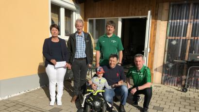 Bild: flt
Bei der Spendenübergabe waren (von links) Heidi Hopf (Bäckerei Hopf), Manfred Zölch (Don Promillo Club), Willi Schmidkonz und Richard Haubner (beide Alte Herren) zu Gast bei Marvin und Thomas Frank.