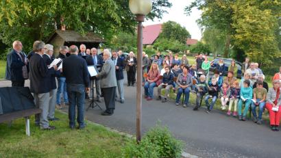 Bild: jr
Bereits zum 30. Mal umrahmte der Männergesangverein Konnersreuth eine Maiandacht vor der Kapelle in Groppenheim.