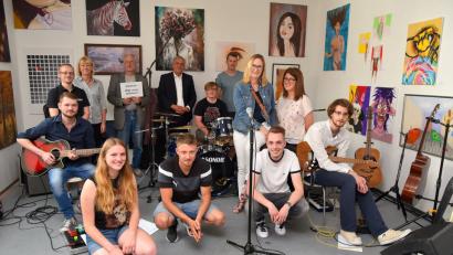 Bild: Kunz
Bei der Benefizveranstaltung "Musik und Text" für das Magische Projekt spielen "Random System official" aus Vohenstrauß und "Mosaik".