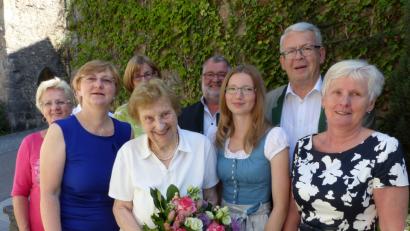 Bild: Völkl
Else Kraus (Vierte von links) feierte ihren  85. Geburtstag. Unter den Gratulanten waren (von links) Anna Eckl, Tochter Rita, Gertraud Lindermair, Bürgermeister Armin Schärtl, Enkelin Franziska, Karl Beer und Tochter Christl.